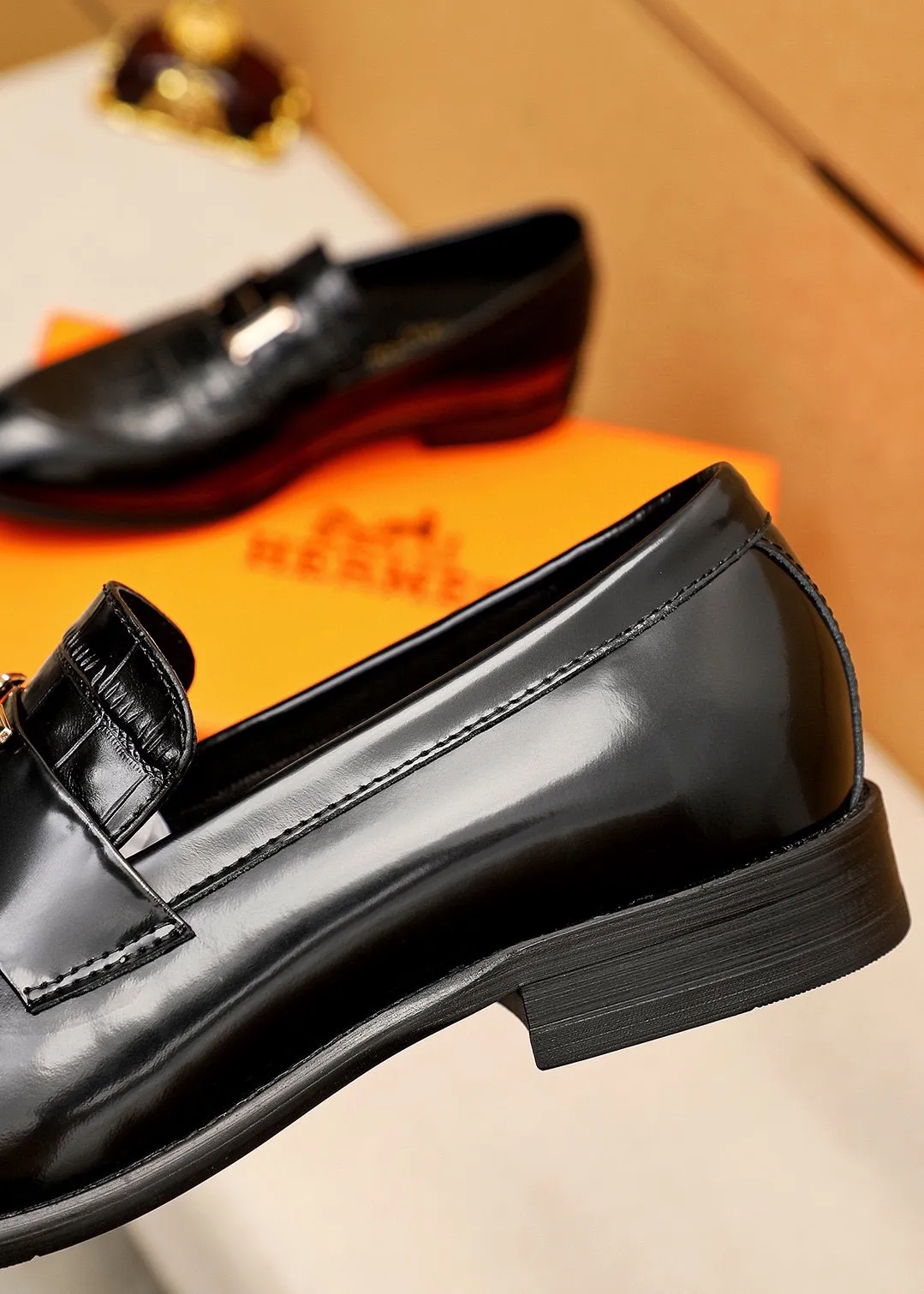 Men's shoes 💰480 💐 Product trademark: HERMES "Hermès" casual leather shoes Regular size: 39-44 (38.45.46🉑️Customized) Product materials: Selected imported first-layer calfskin embossed upper + classic hardware buckle, imported water-dyed cowhide lining. Strong three-dimensional visual effect, combined outsole Color: 2⃣️colors available